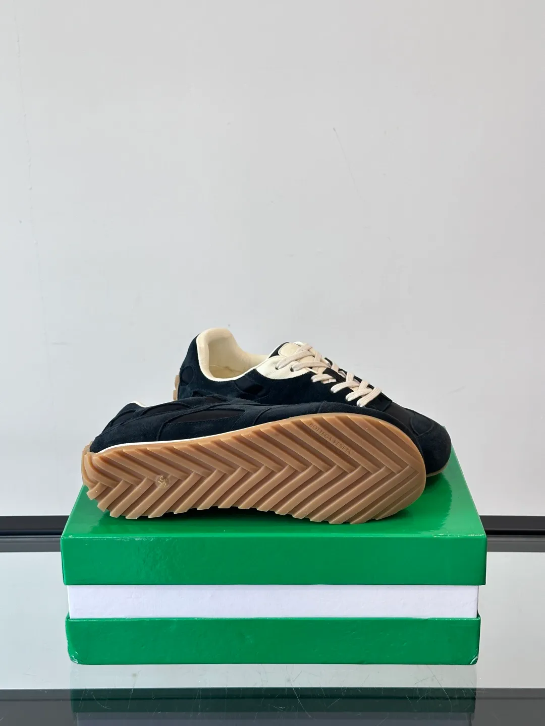 p600 "Bv" new orbit👫 casual sneakers for couples, the retro style of the millennium is so handsome, a super cool fashion item, the most important thing is that it feels incomparably comfortable on the feet, and the design style is also perfect. It will definitely be the one you wear most in daily life, original development, high quality presentation! Size: 35-45 (men’s size 38.45 customized)